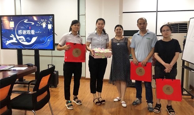 同喜同賀迎中秋，同歡同樂送祝福